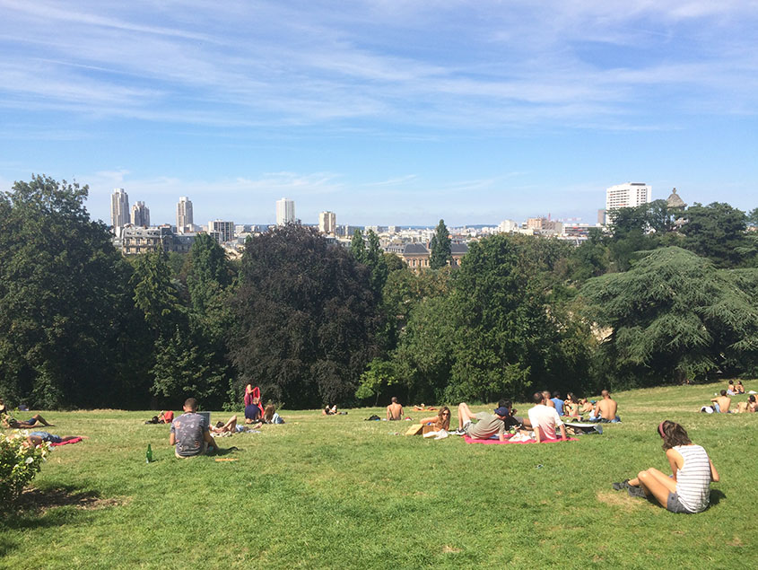 Tips voor een goedkoop weekend Parijs: het Parc des Buttes - Chaumont biedt prachtig uitzicht over de stad.