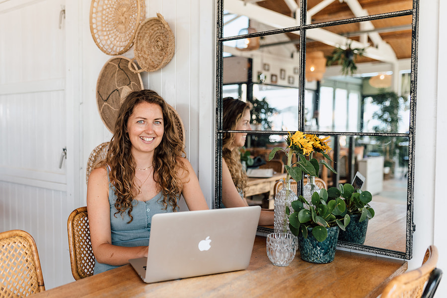 Digital nomad aan het werk in een strandtent