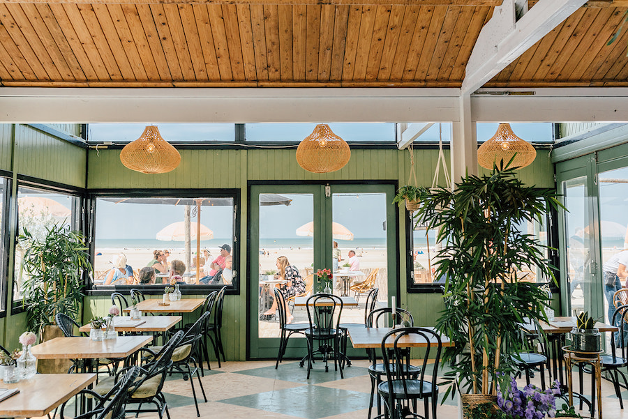 Flexwerkplek op het strand bij beachclub Birds Kijkduin