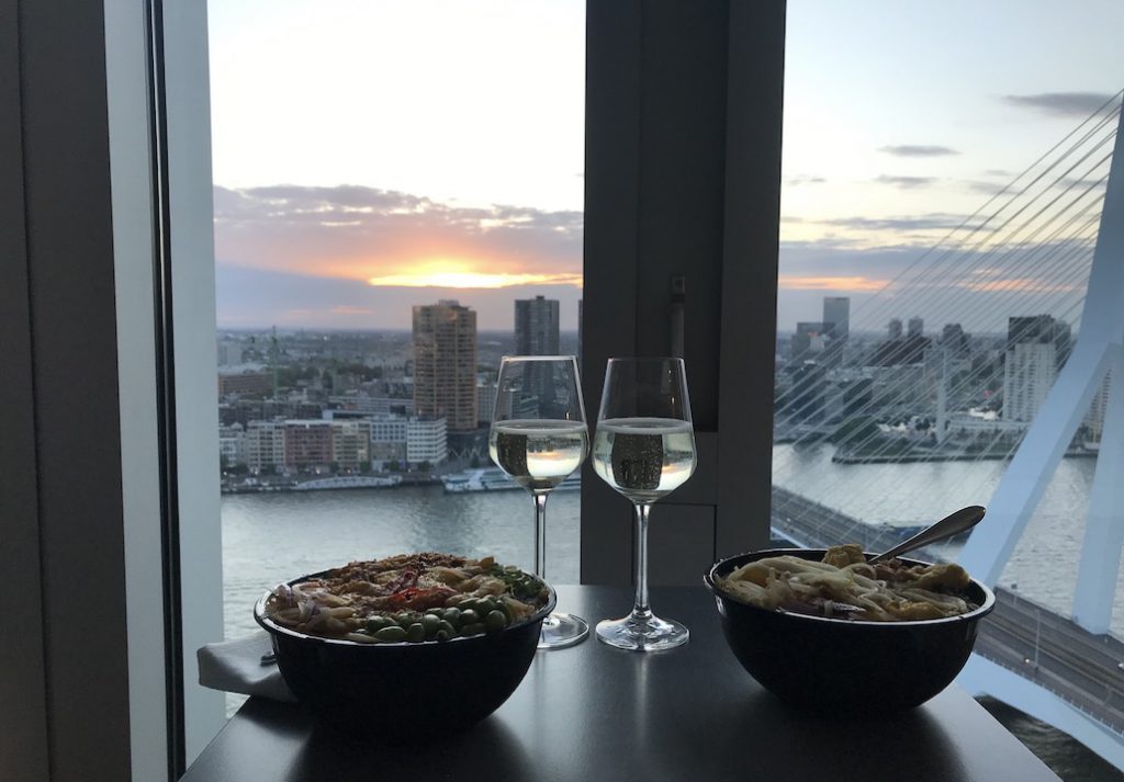 Hotel Nhow Rotterdam: avondeten met uitzicht op de Maas en skyline
