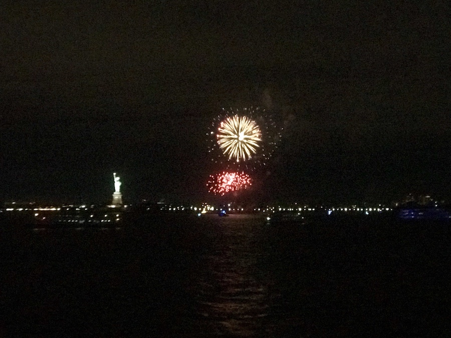 Oud en nieuw in New York vieren: vuurwerk bij Statue of Liberty