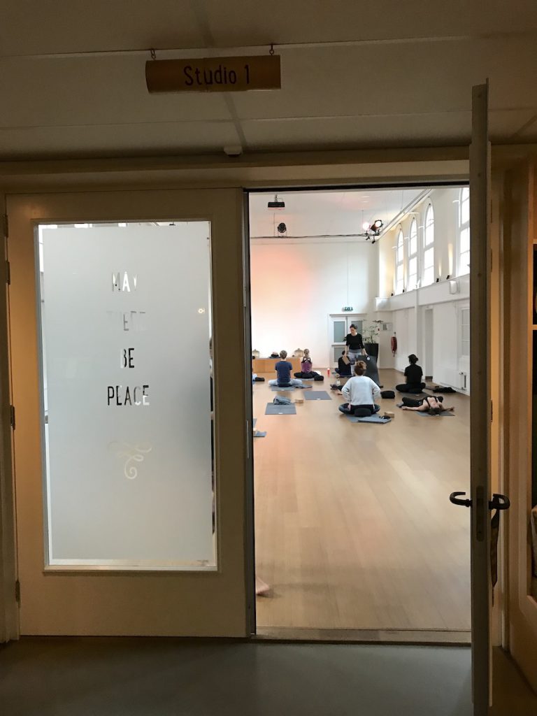 Yin Yoga in Amsterdam: de fijnste yogascholen