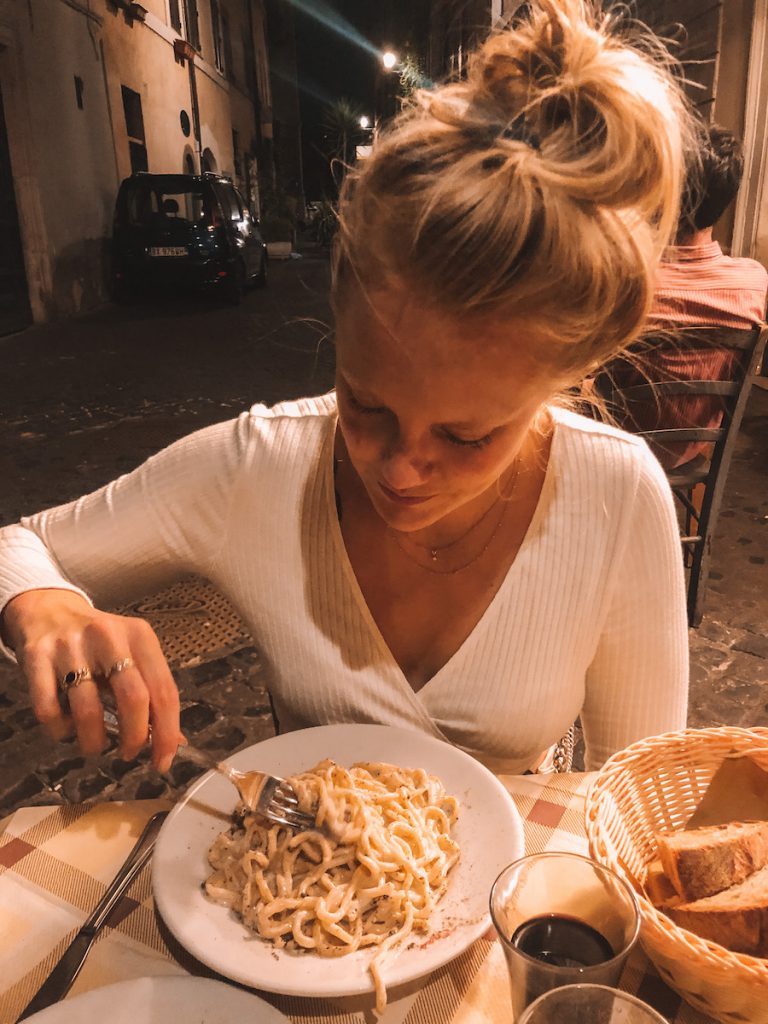 Digital nomad Puck Landewé aan de pasta in Rome, Italië