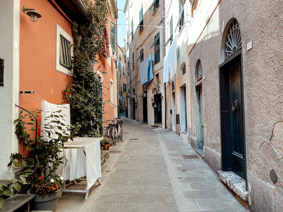 Kleine straatjes in Levanto, Italië