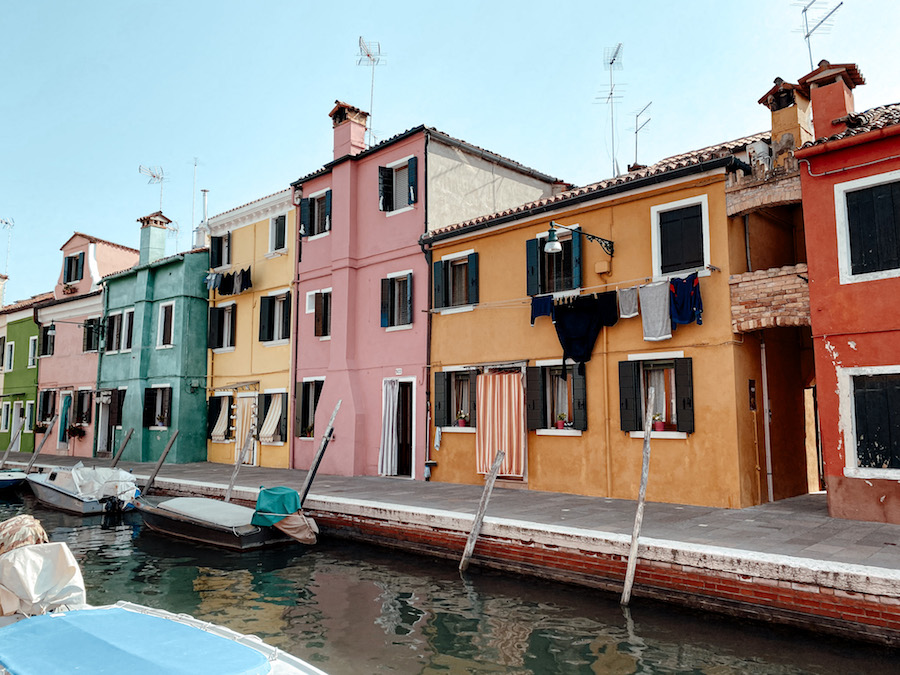 Een kleurrijke straat in Burano, Venetië, Italië