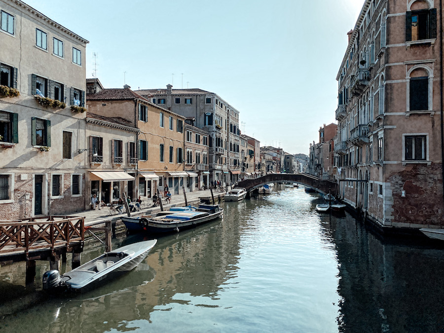 Een rustige straat in Venetië, Italie.