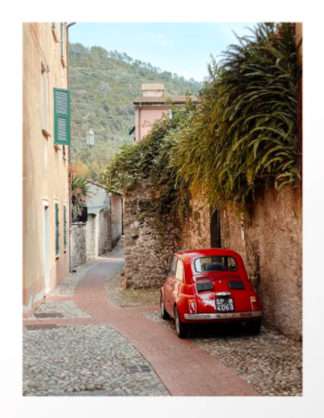 Een rode Fiat 500 oldtimer in Italië