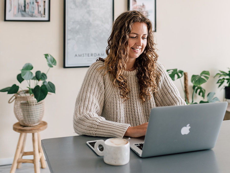 online yoga voor thuiswerkers met een focus op de nek en schouders