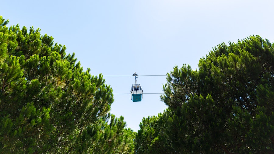 Maak een ritje in de kabelbaan in Lissabon