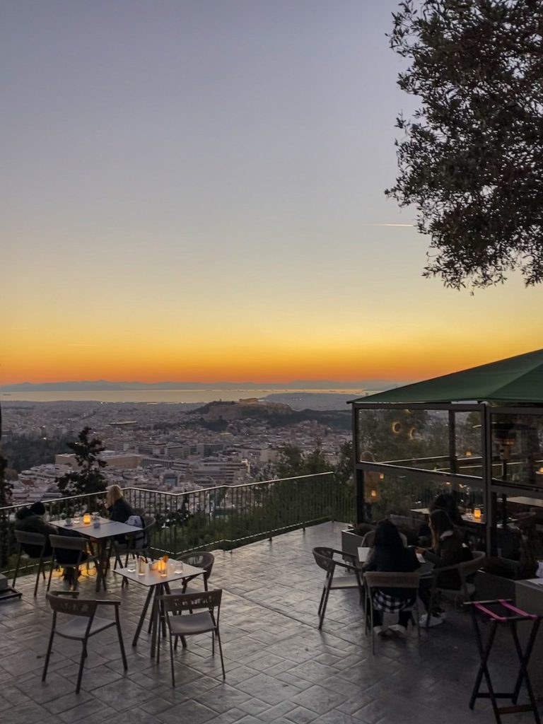 Een cocktail drinken op een rooftop bar in Athene