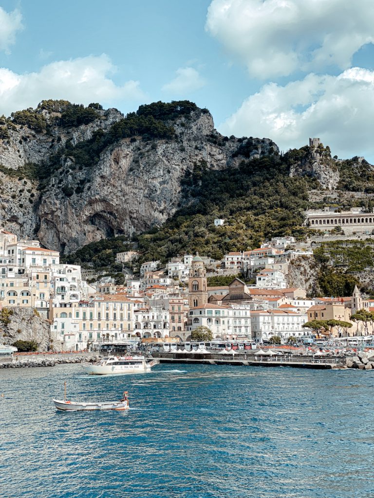 Van Napels naar Amalfi reizen per ferry