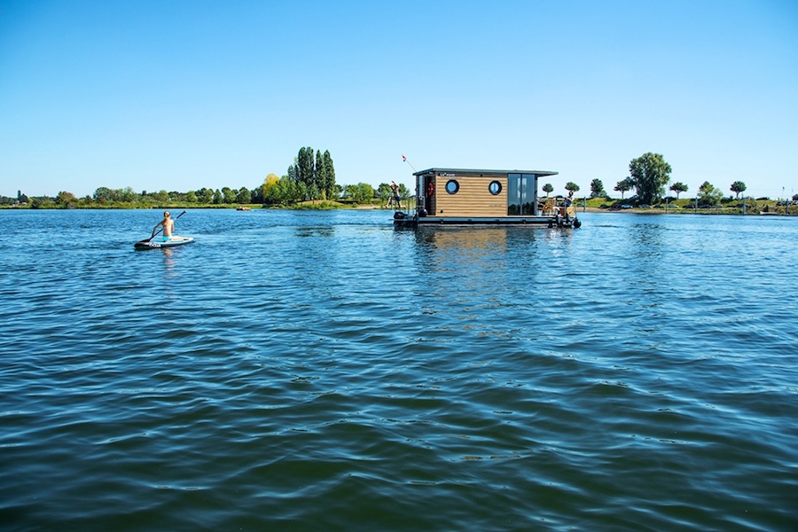 Tiny boathouse in de Limburgse Maasplassen, België