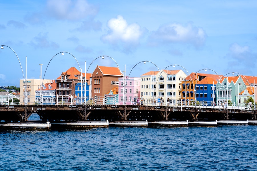 Wat te doen op Curaçao? De Koningin Emmabrug – oftewel de drijvende Pontjesbrug bekijken