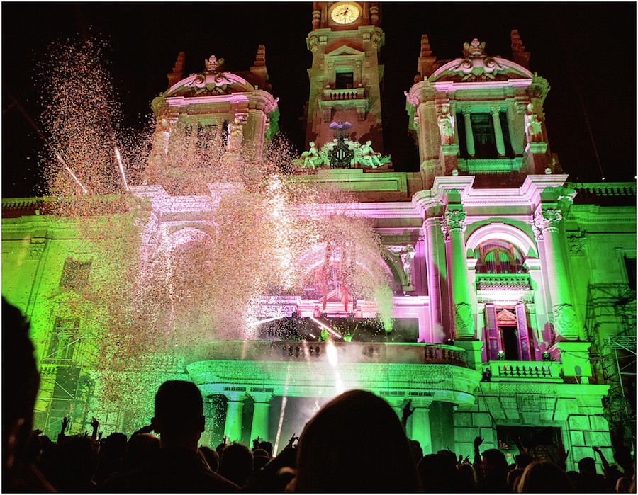 Oud & Nieuw in Valencia: de lichtshow op Plaza Ayuntamiento