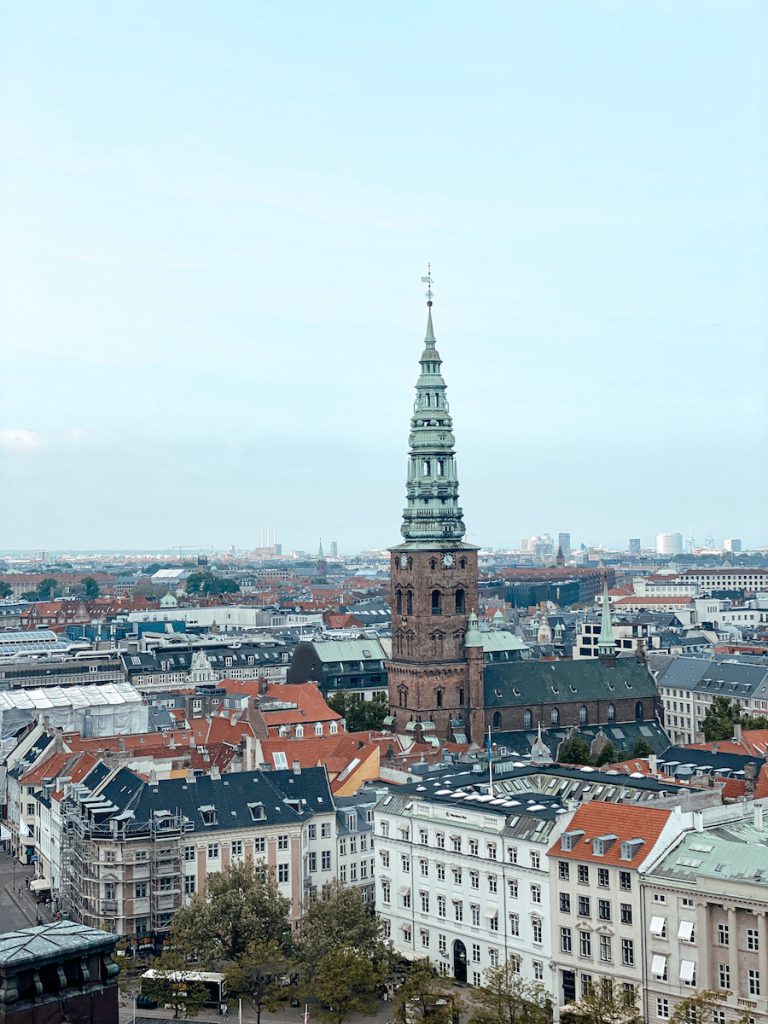 Doen in Kopenhagen: het hoogste uitzicht vanaf de Christiansborg toren bekijken