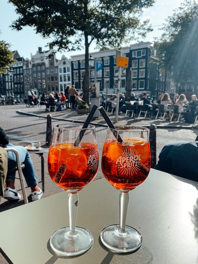 Borrelen met uitzicht op de Amsterdamse grachten bij Café het Paleis