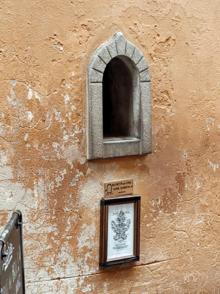 Wat te doen in Florence: bestel wijn bij een wine window