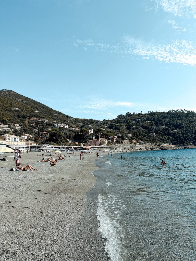 Het strand van Bonassola, Italië