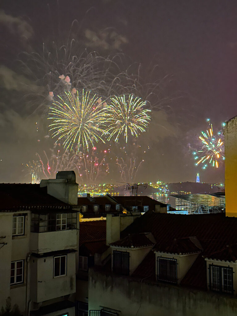 Het vuurwerk vanaf Memmo Alfama hotel