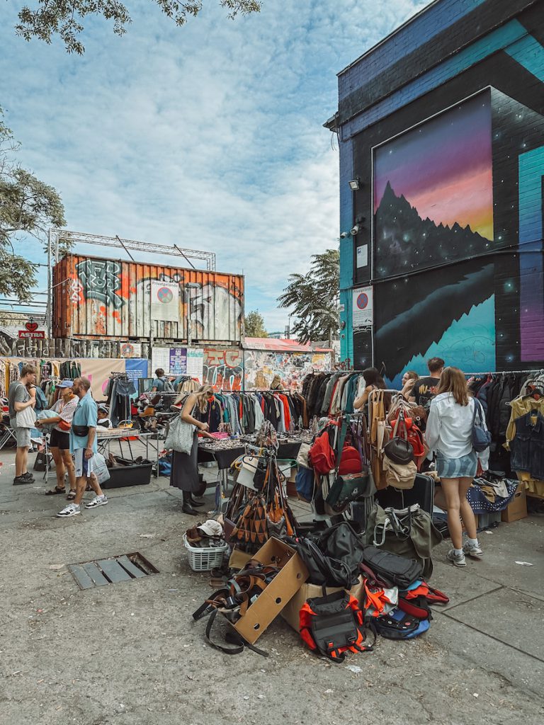 Wat te doen in Berlijn: vintage winkelen op de zondagsmarkt van RAW Gelande