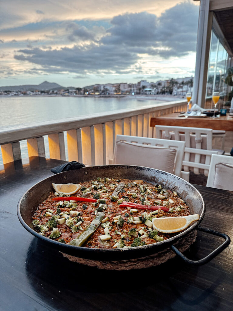 Paella met zeezicht bij Restaurante Cala Bandida Jávea-Xàbia