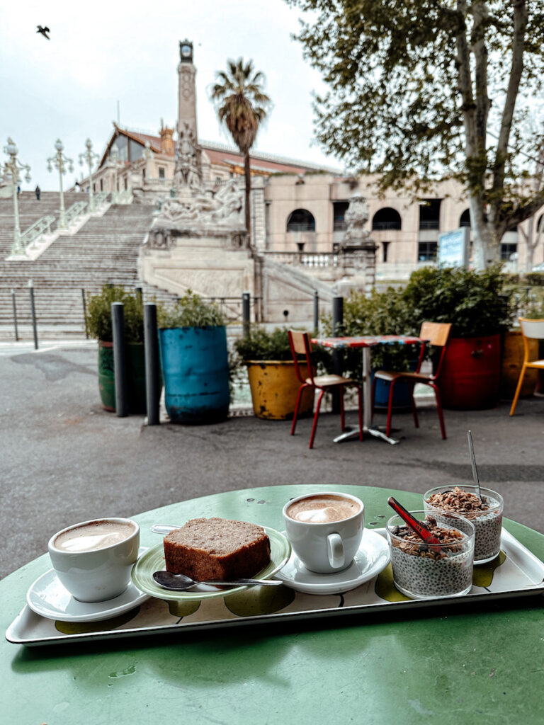 Ontbijt in Marseille bij Café l'Écomotive