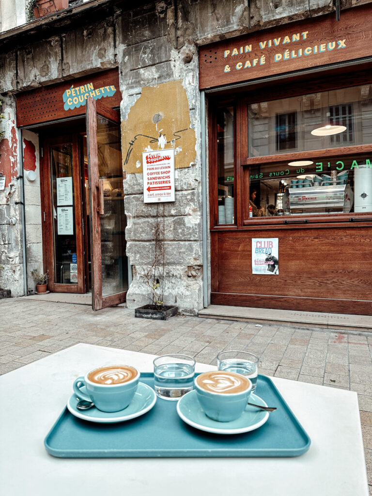 Koffie & ontbijt in Marseille bij Petrin Couchette