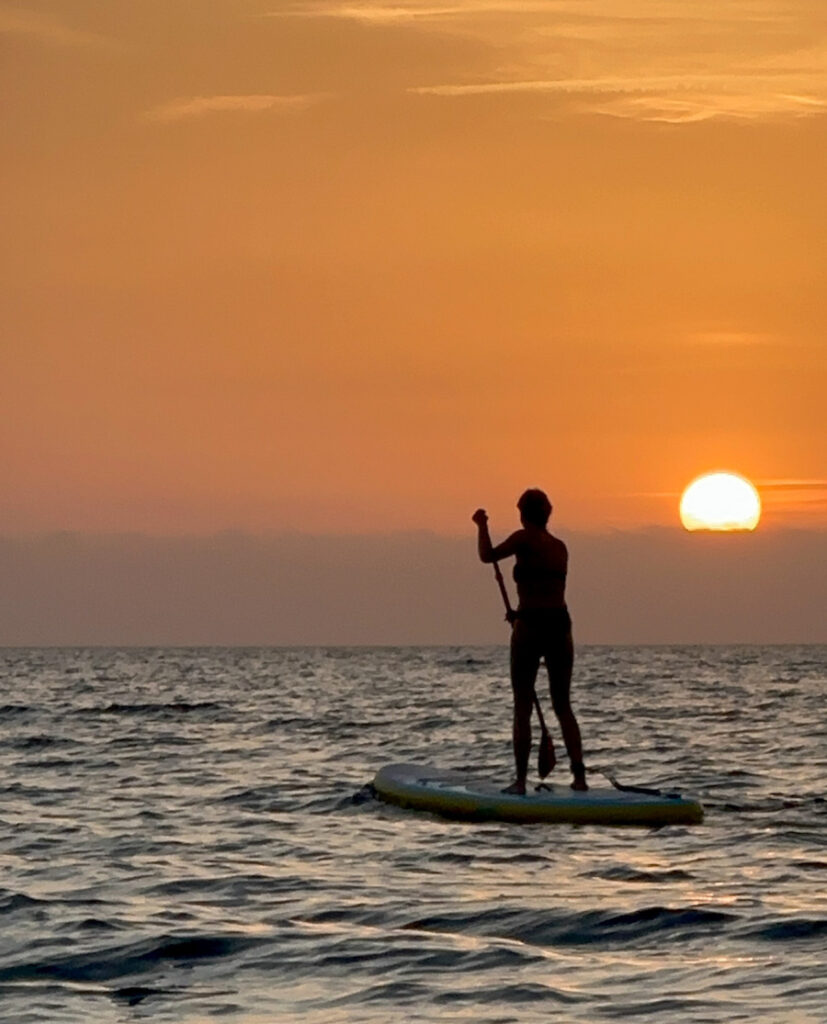Originele activiteiten op Ibiza: suppen tijdens de zonsondergang