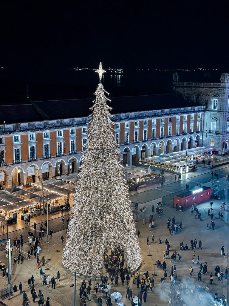 De kerstboom op het Praça do Comércio in Lissabon