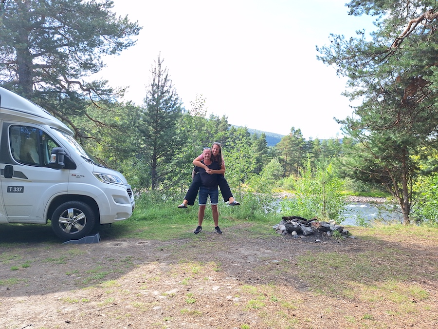 Laura en Stafan voor hun camper