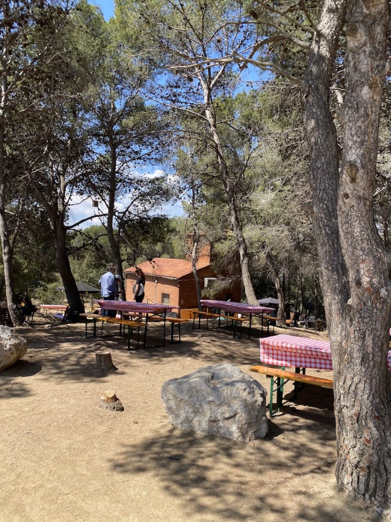 Verborgen plekken in Barcelona: restaurant La Caseta del Migdia in het bos van Montjuïc