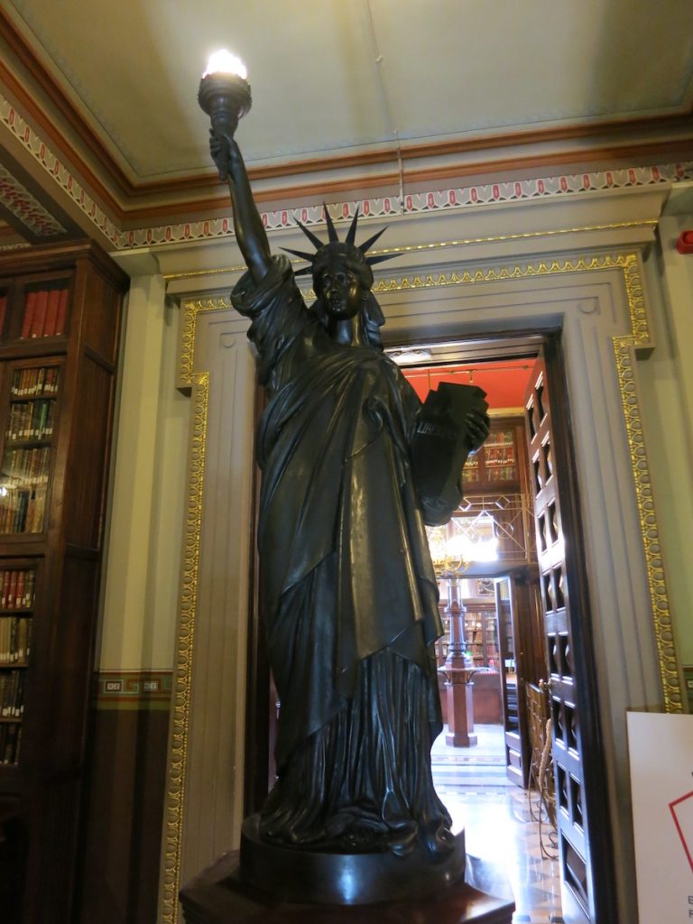 Verborgen plekjes in Barcelona: het Vrijheidsbeeld