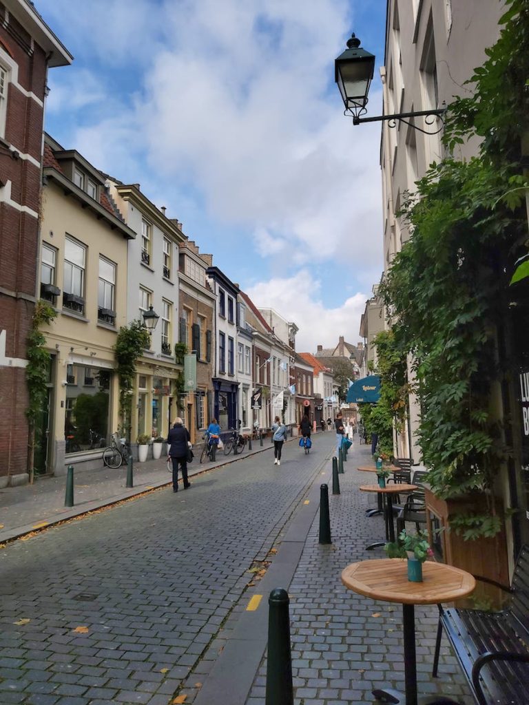 Winkelen in de Veemarktstraat in Breda