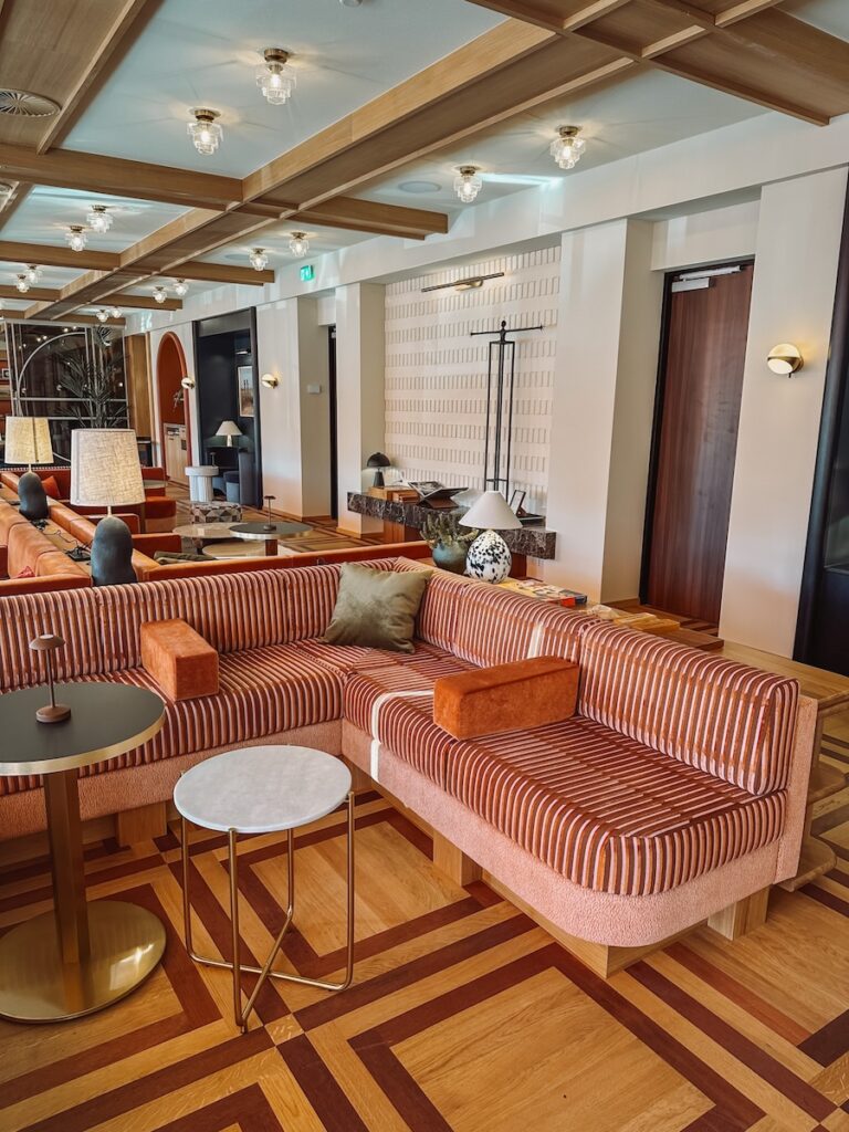 De lobby van Hotel De Plesman in Den Haag