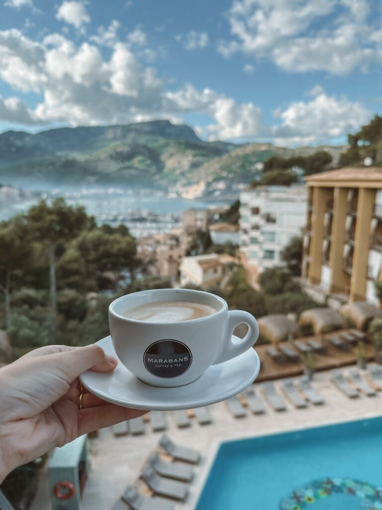Het ontbijt bij Bikini Island & Mountain Port de Sóller
