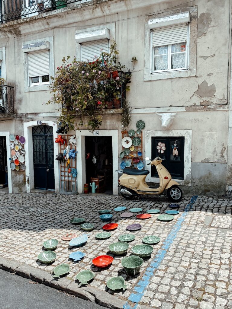Doen in Lissabon: Naar de Feira da Ladra markt