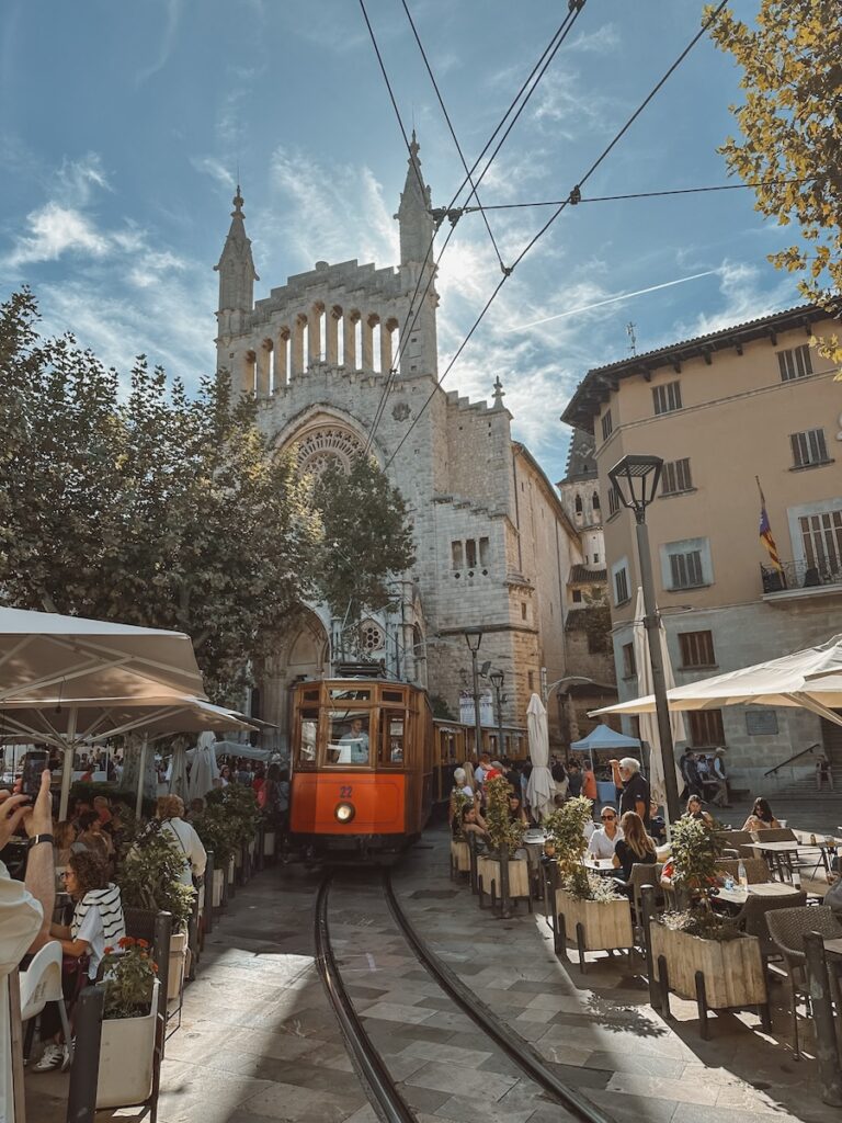 Terrasje pakken op het Plaça de la Constitució in Soller