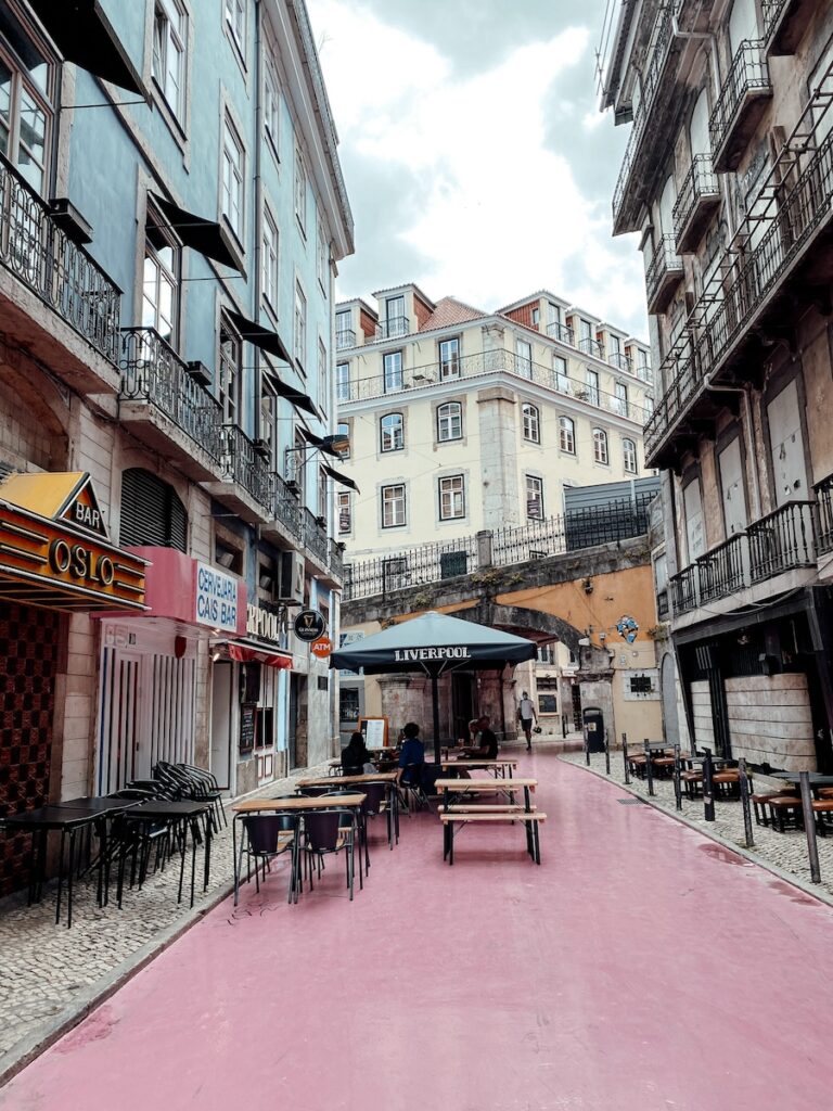 Pink Street in de wijk Cais do Sodré