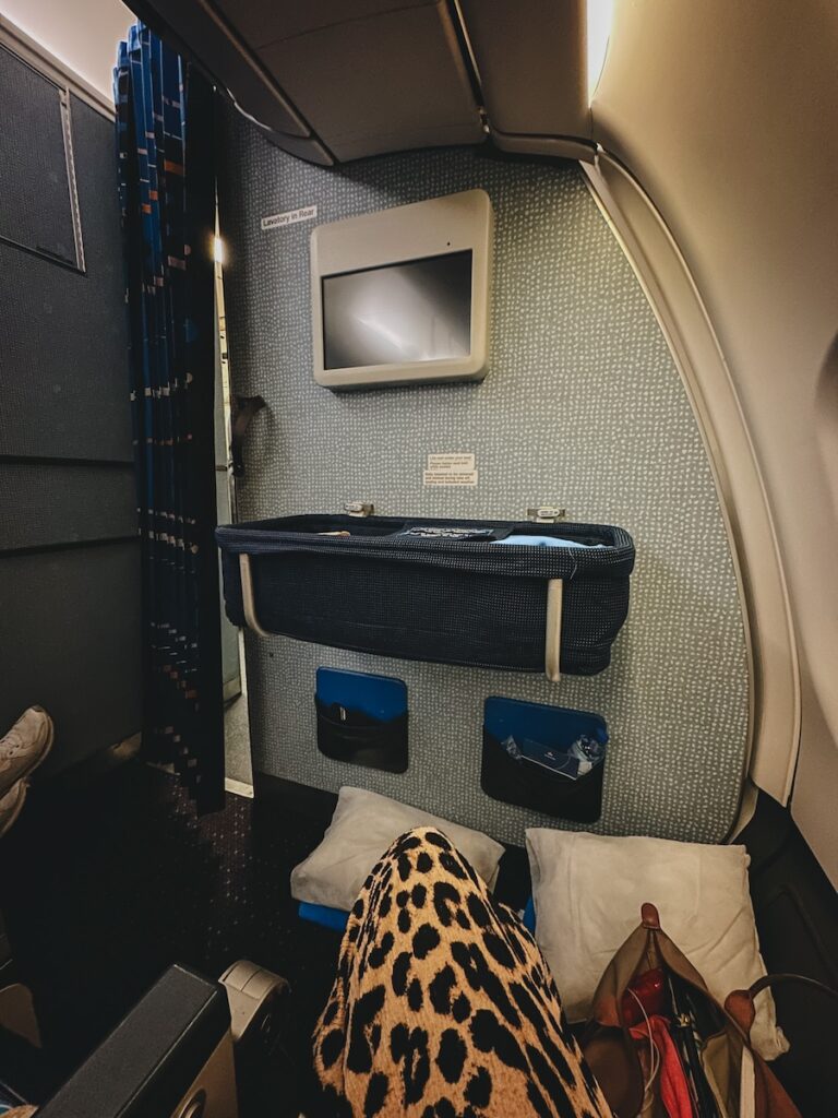 Een reiswiegje reserveren voor een lange vlucht met baby