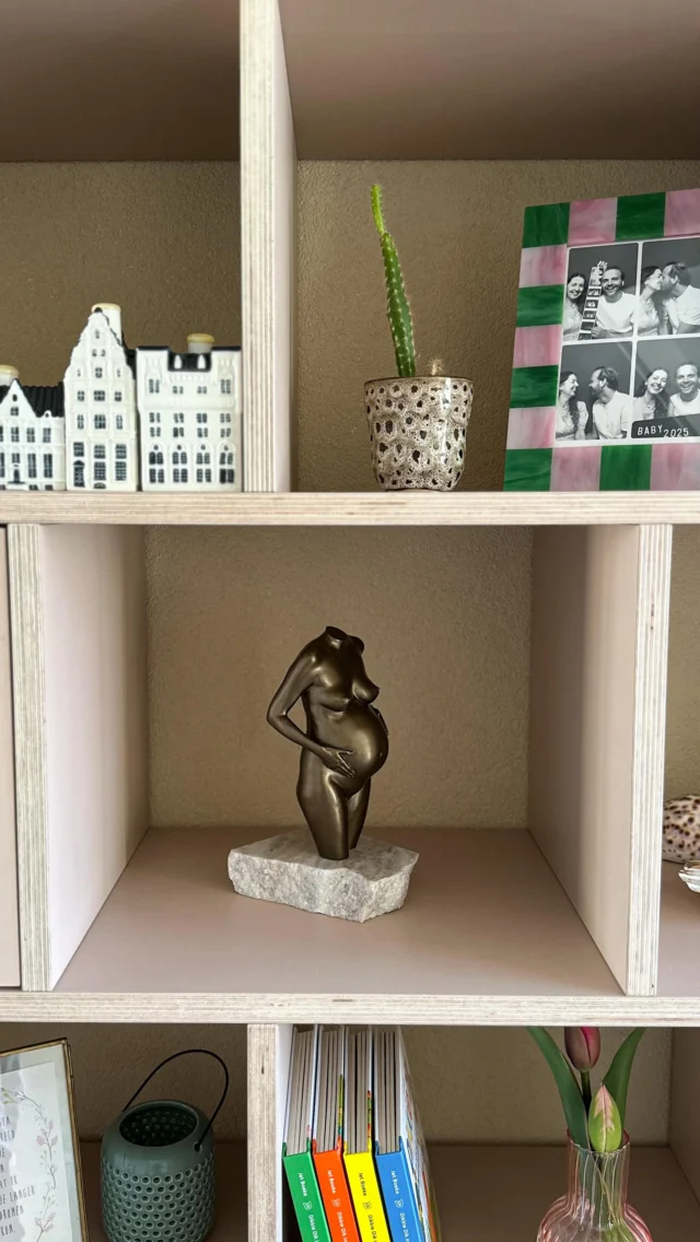 WIN: €195 shoptegoed bij @bellysisters.nl!

Toen ik 35 weken zwanger was heb ik een zwangerschapsbeeldje laten maken en daar ben ik mezelf nu ZO dankbaar voor! Het is zo’n mooie herinnering aan zo’n bijzondere periode. Iets waar ik al jaren van droomde. Daarom staat hij nu prominent in de kast in de woonkamer, zodat ik ‘m elke dag even kan bewonderen.

Extra leuk vind ik het dat ik shoptegoed t.w.v. €195 bij de BellySisters mag weggeven! Dit mag besteed worden op iedere uitvoering binnen de collectie.

Meedoen?
» Lief als je @agnes.onthemove & @bellysisters.nl volgt
» Laat in een reactie onder deze video weten dat je meedoet
De winnaar wordt gekozen op 25 april en ontvangt een berichtje!

Niet gewonnen? Met de code AGNES10 krijg je 10% korting op de hele collectie van BellySisters! Geldig t/m 30 april 2025.

*samenwerking #bellysisters #zwangerschapsbeeldje #eenechtebellysister #35weken #zwanger
