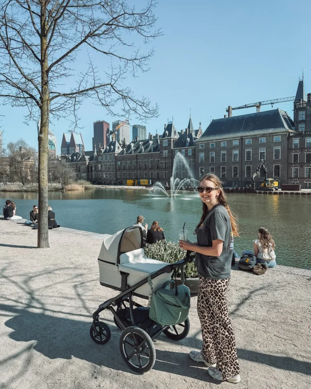 Rondje Den Haag, langs oude & nieuwe favorietjes - save for later!

» @restaurant.suus: een nieuw restaurant, gevestigd in hotel @deplesman. Een moderne brasserie met leuke gerechten, goed en super vriendelijk personeel en een lekker zonnig terras 🌞 
» @bistro_catchup Centrum: deze heerlijke binnentuin vind je op twee stappen lopen van het Plein. Een oase van rust middenin het centrum!
» @bookstor_den_haag: boekenwinkel meets koffiezaakje, met zowel voor als achter een heel fijn terras
» @plentydenhaag: plantbased koffiezaakje in de Piet Heijnstraat (sowieso erg leuk!) - de cinnamon roll is mijn forever favoriet
» @ateliercocotier: de leukste interieurwinkel van Den Haag! Deze winkel kun je niet verlaten zonder iets te kopen
» @beachclubbirds: in plaats van Scheveningen lekker naar Kijkduin gaan, en dan specifiek naar Birds. Stukken minder toeristisch, gratis parkeren en een lekker groot terras 🐚

Op girlonthemove.nl vind je nog veel meer tips voor Den Haag, waaronder een leuke wandelroute. Deze route leidt je óm de grote winkelstraten heen, op naar de leukste vintage en boetiek winkels, lekkerste koffietentjes, lunchzaakjes en restaurants. Link in bio!

#denhaag #denhaaghotspot #denhaagfood #dagjewegineigenland